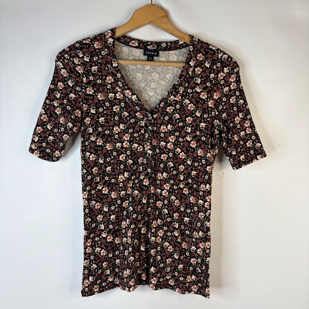 Torrid Henley Top Womens 00 Black Floral Ribbed Short Sleeve V-Neck Button